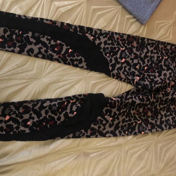 A lot of Workout Gear - 5 Legging-XS & 5 tops size small - EUC - Picture 5 of 15
